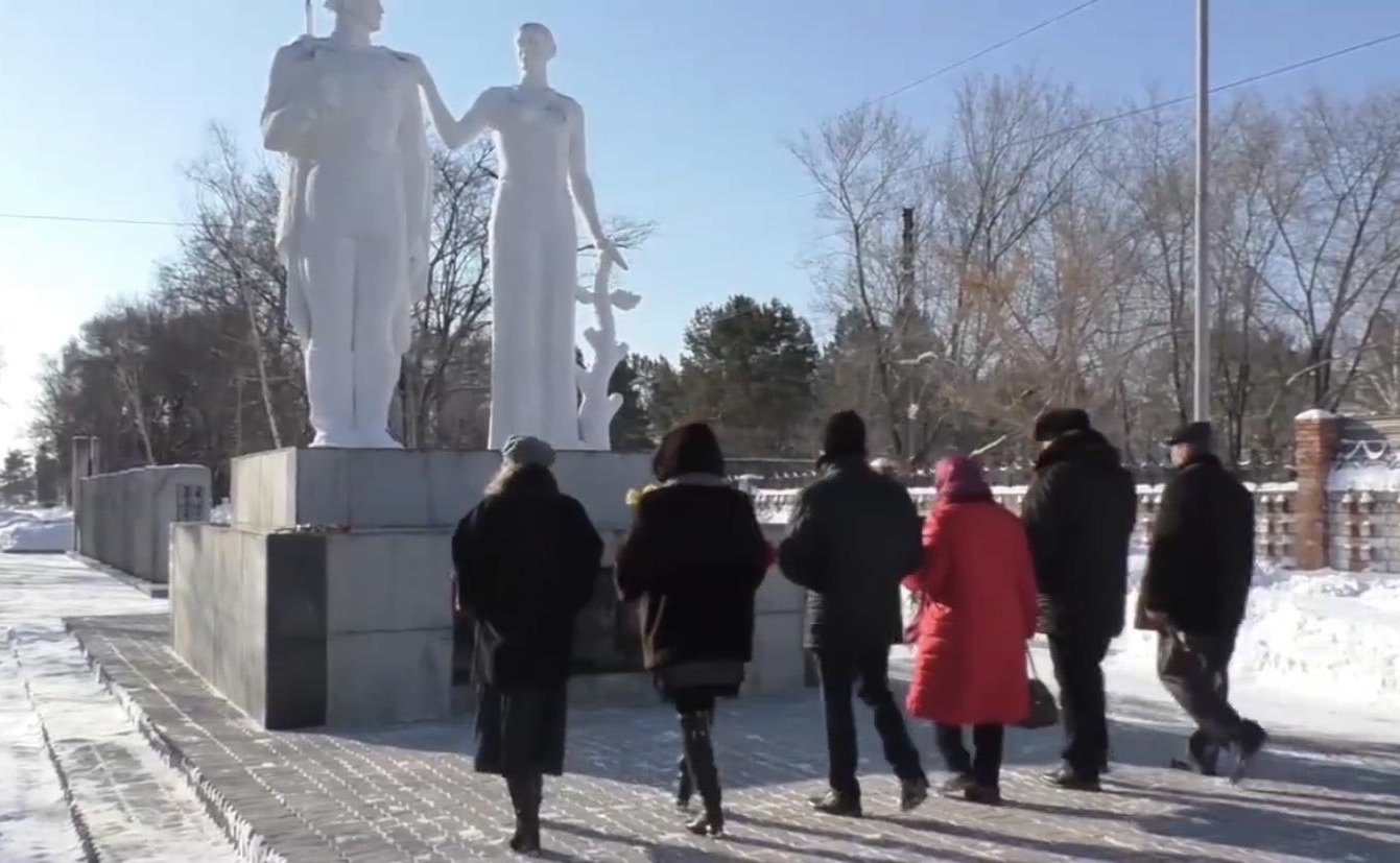 Людмила Талабаева приняла участие в церемонии возложения цветов к мемориалу воинам, погибшим в годы Великой Отечественной войны