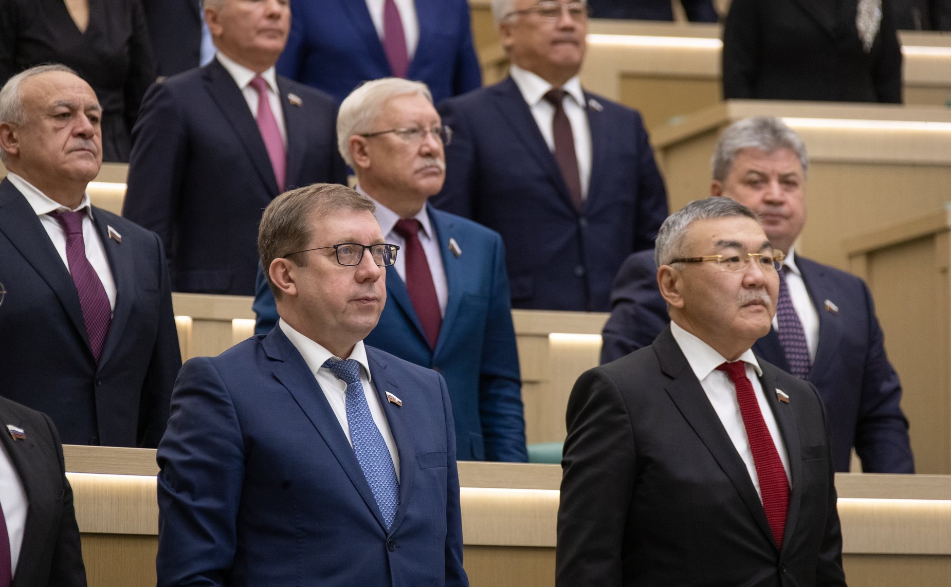 Сенаторы слушают гимн России перед началом 471-го заседания Совета Федерации