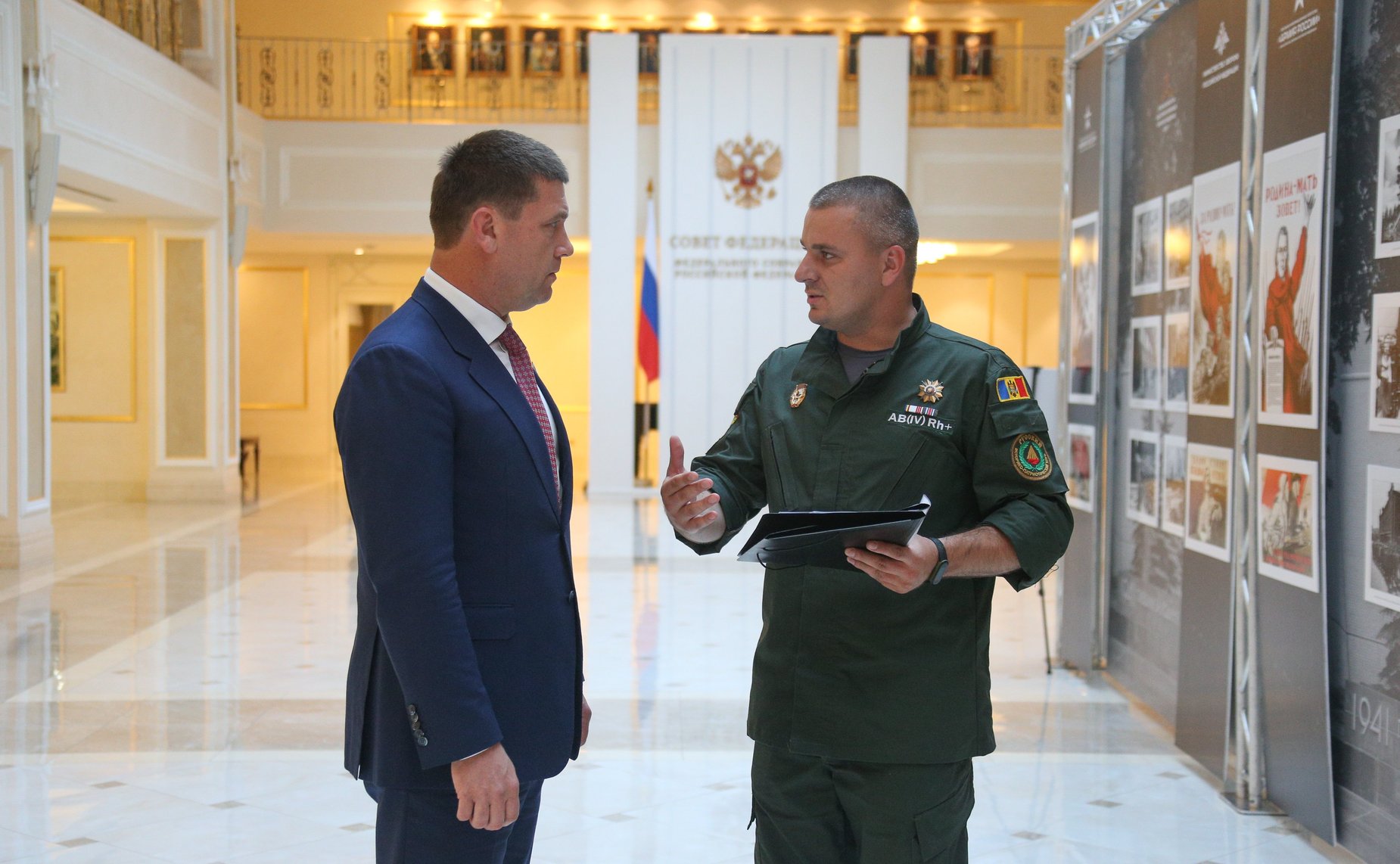 Андрею Чернышеву передана медаль солдата, найденная молдавскими поисковиками на месте боев Великой Отечественной войны