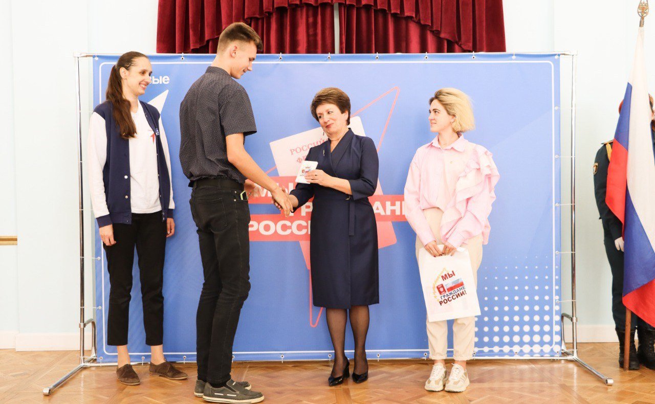 Екатерина Алтабаева вручила паспорта граждан Российской Федерации 16 севастопольским школьникам