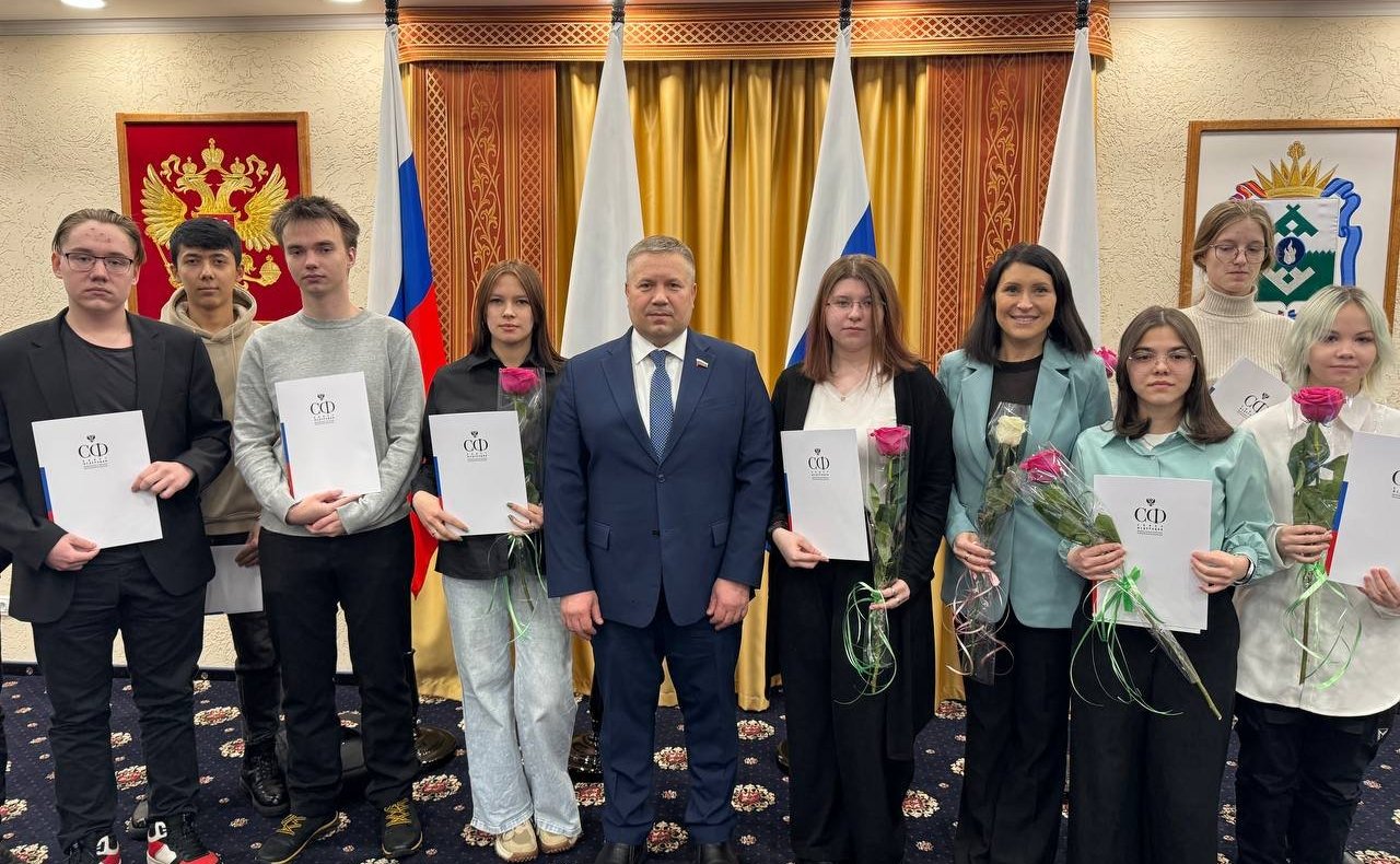 Денис Гусев вручил именные стипендии студентам учреждений среднего профессионального образования Ненецкого АО