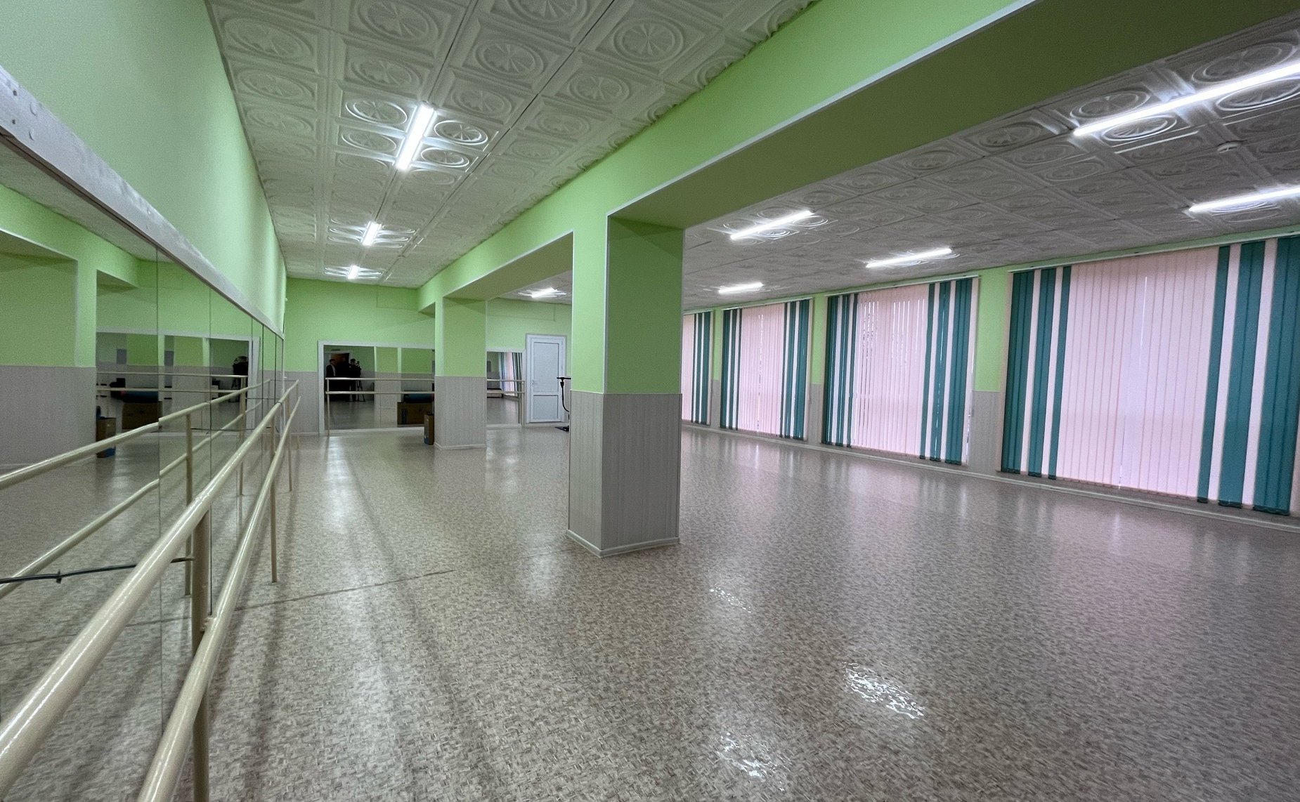 Артем Малащенков побывал в Краснинском районном Доме культуры, участвующем в региональной программе «Культура малой родины»