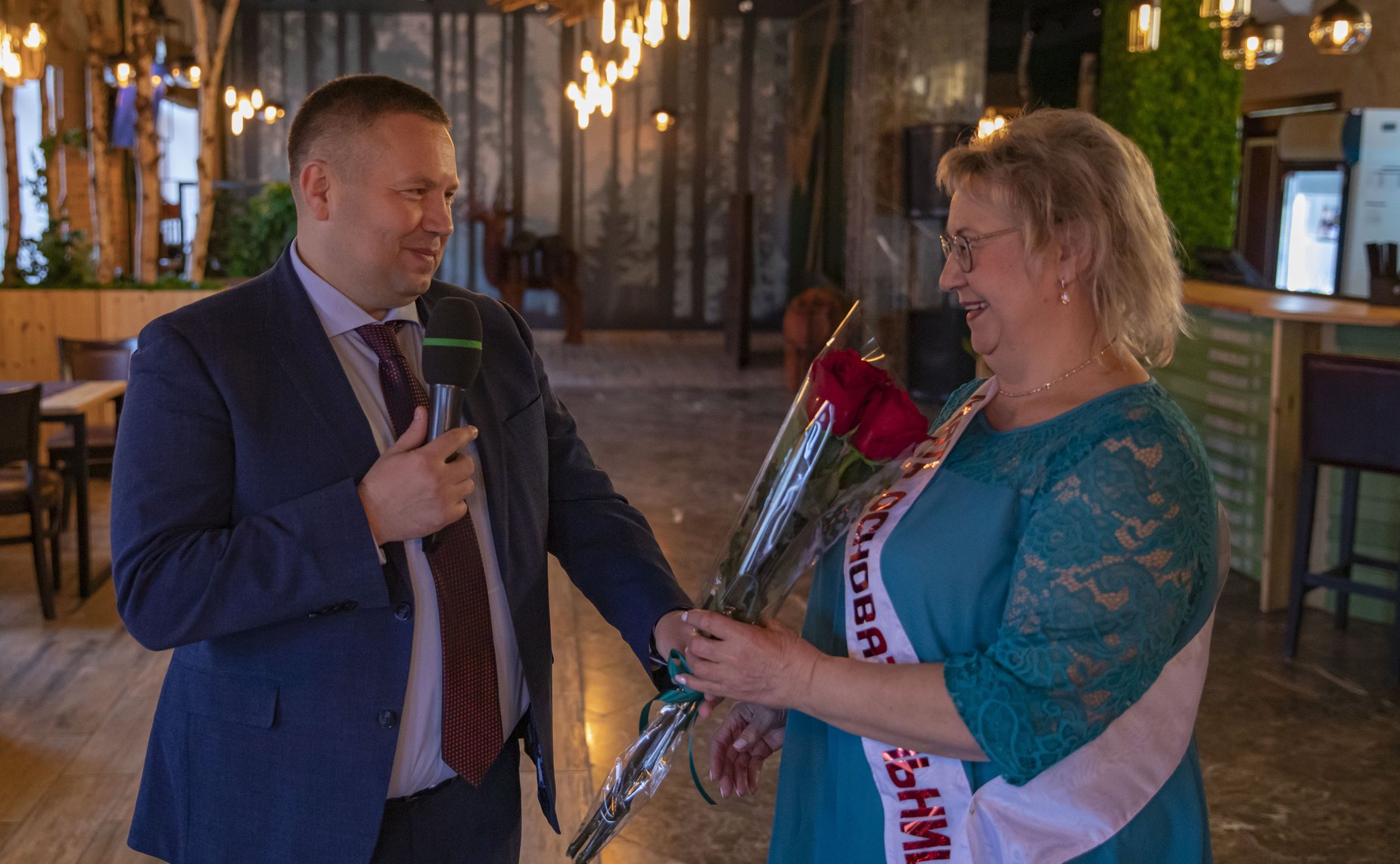 Денис Гусев в ходе работы в регионе принял участие в торжестве по случаю юбилея создания клуба общения пенсионеров «Миряночка»