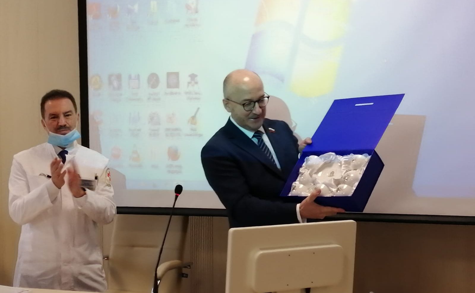 Олег Цепкин наградил медицинских работников Челябинской областной больницы