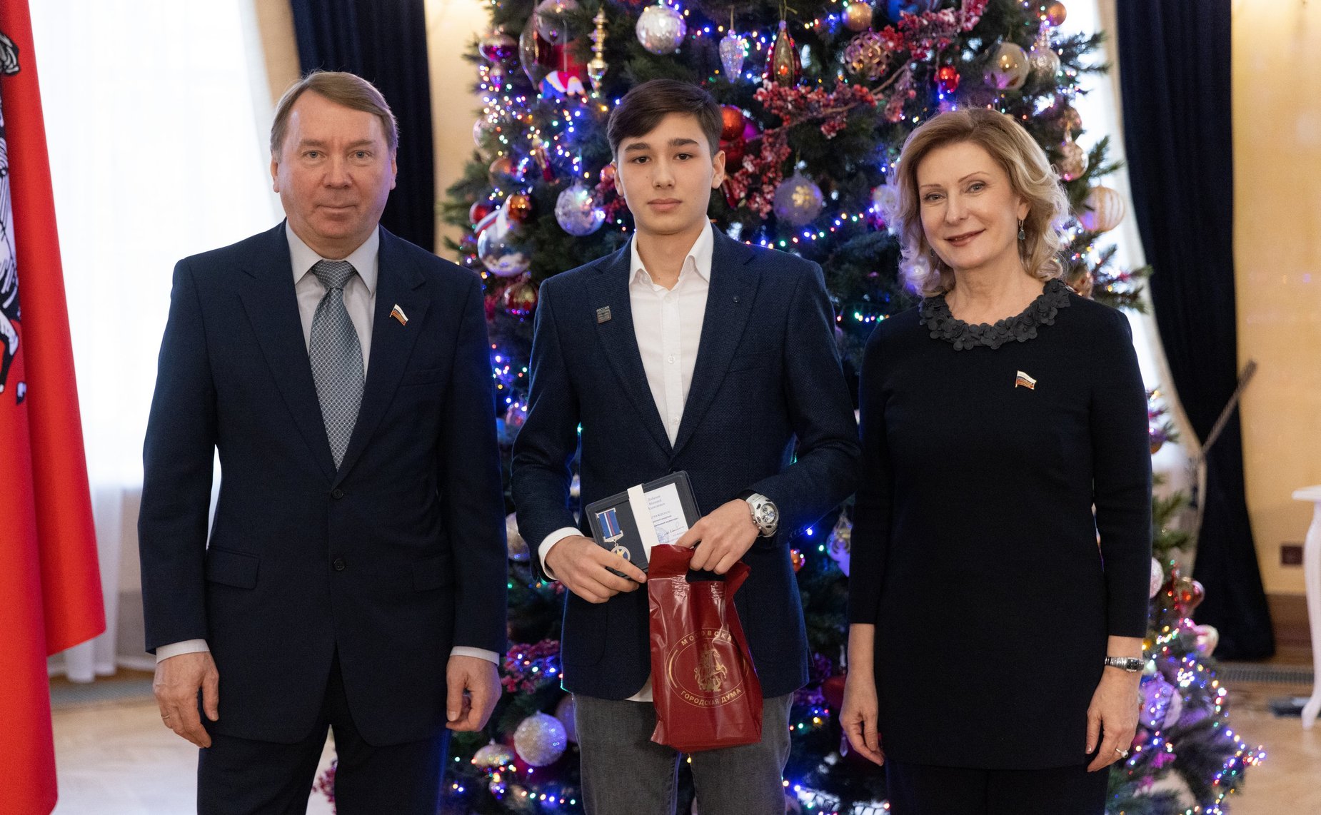 Инна Святенко и Владимир Кожин вручили награды детям-героям