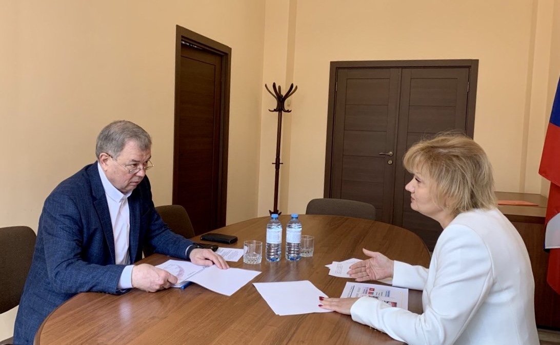 Анатолий Артамонов провел рабочую встречу с директором Калужского филиала Российского государственного аграрного университета – МСХА имени К.А. Тимирязева Светланой Малаховой