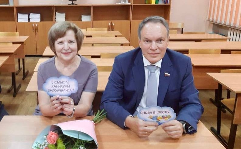 Александр Башкин поздравил учеников и преподавательский состав средней образовательной школы № 8 города Астрахани с началом нового учебного года