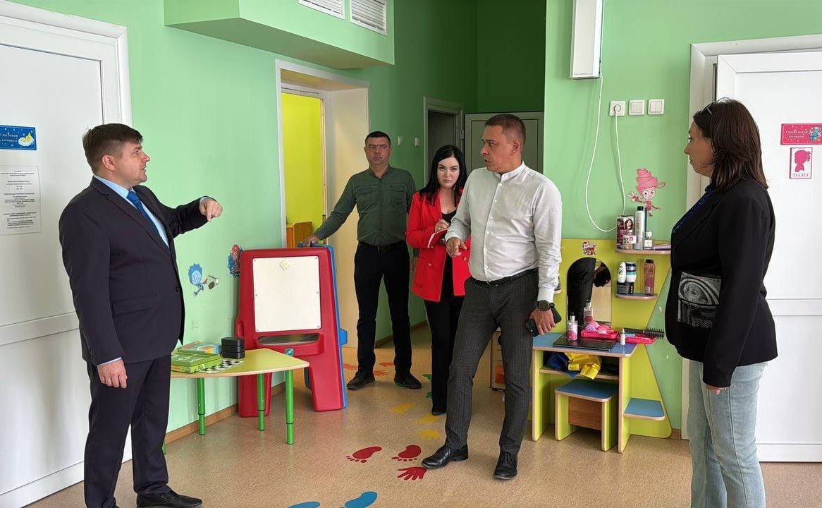 Айрат Гибатдинов проверил ход ремонта школ в Ульяновске