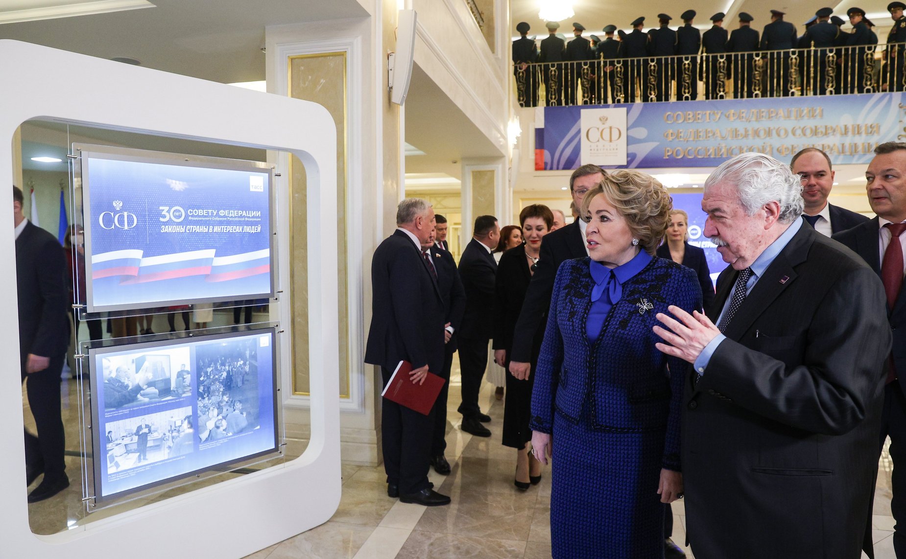 Валентина Матвиенко осмотрела развернутую в здании верхней палаты парламента фотовыставку информационного агентства ТАСС, посвященную 30-летию СФ