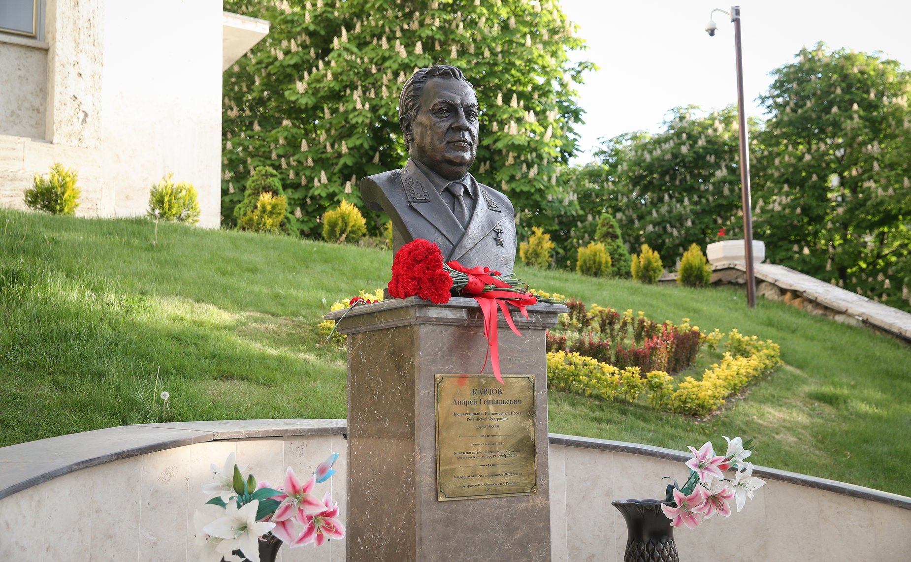 Памятник Герою России, Чрезвычайному и Полномочному Послу А. Карлову