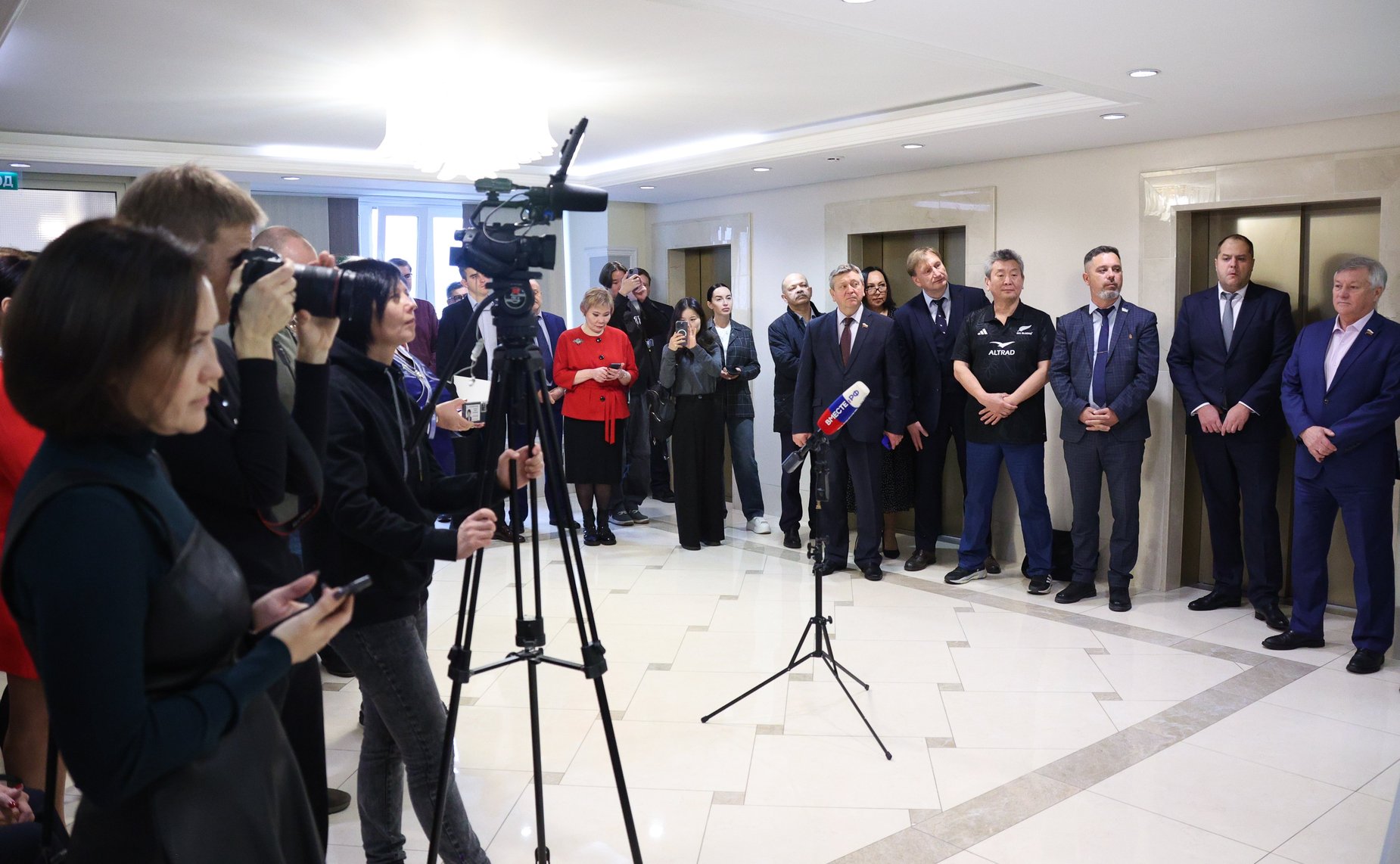 Торжественное открытие выставки бурятского художника Солбона Лыгденова «Лики Братства», посвященной героям Великой Отечественной Войны и героям специальной военной операции