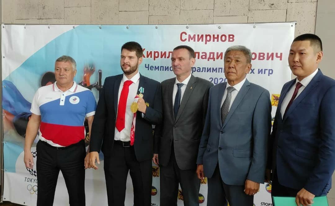 Сергей Михайлов поздравил паралимпийского чемпиона Кирилла Смирнова с его победой