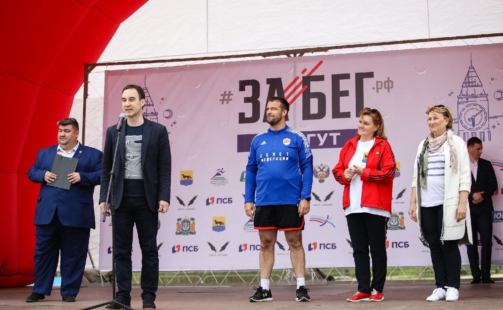 Эдуард Исаков в рамках рабочей поездки в регион стал участником всероссийского полумарафона «Забег.рф» в городе Сургуте