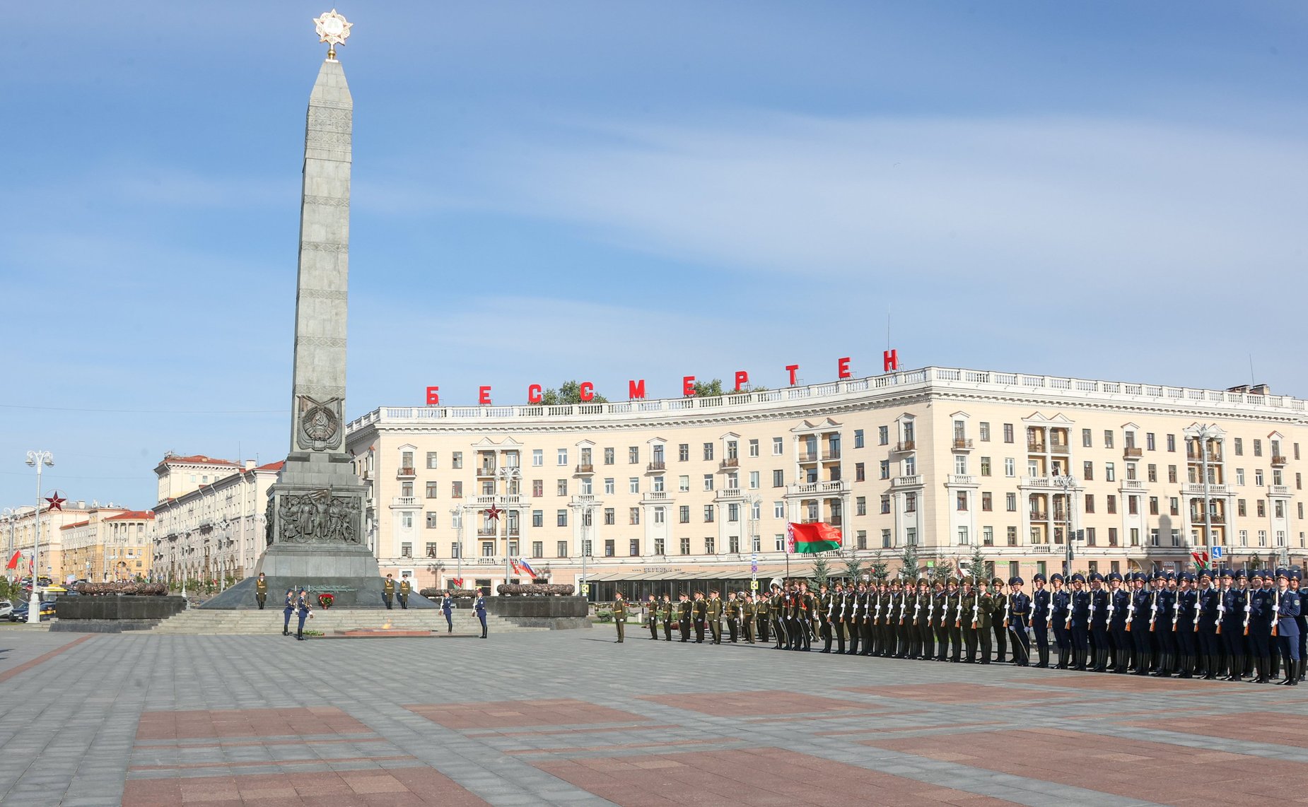 Сенаторы приняли участие в возложении цветов к Монументу Победы (фото: Пресс-служба Совета Республики Национального собрания Беларуси)