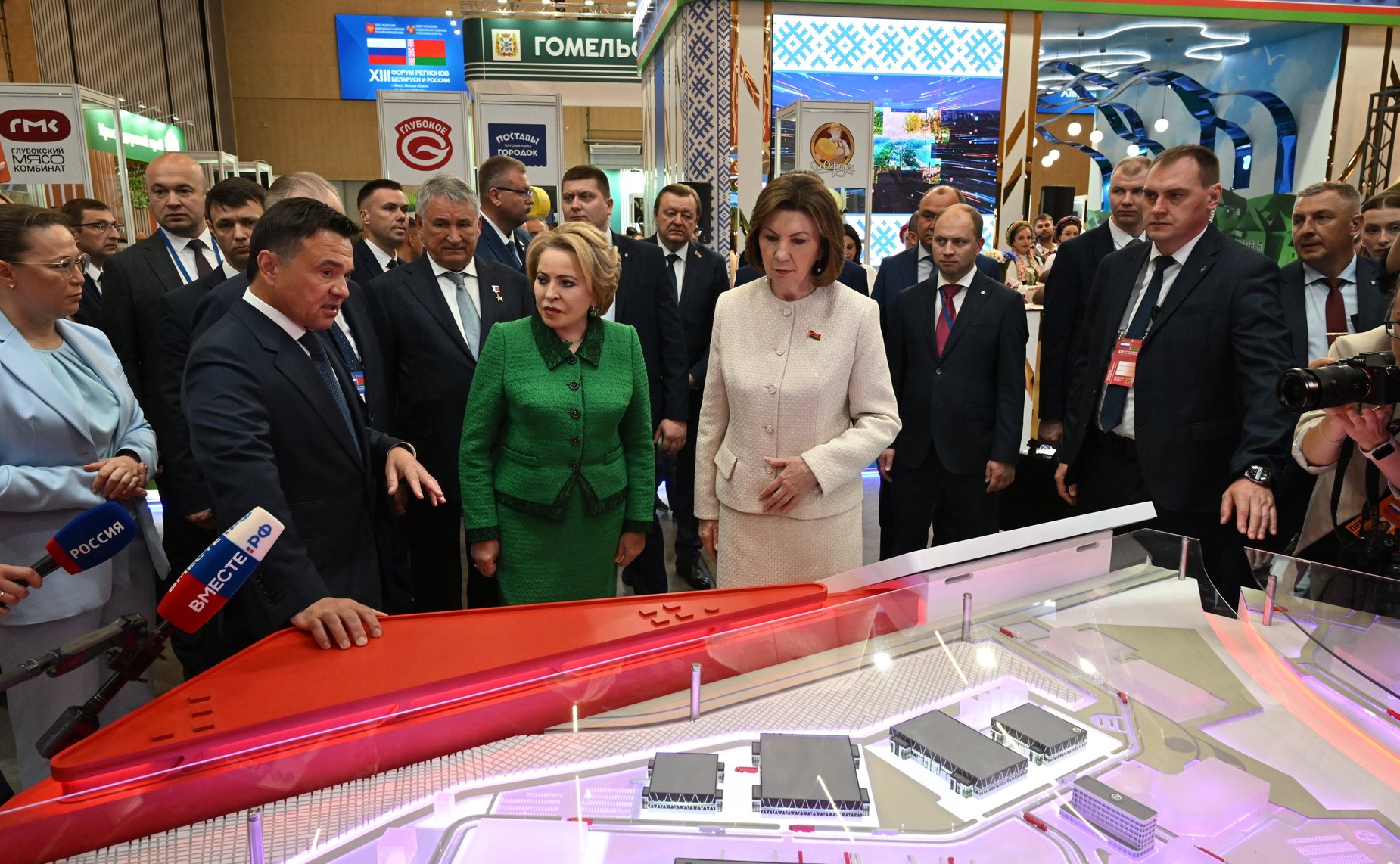 Валентина Матвиенко и Наталья Кочанова ознакомились с экспозицией выставки-ярмарки регионов России и Беларуси