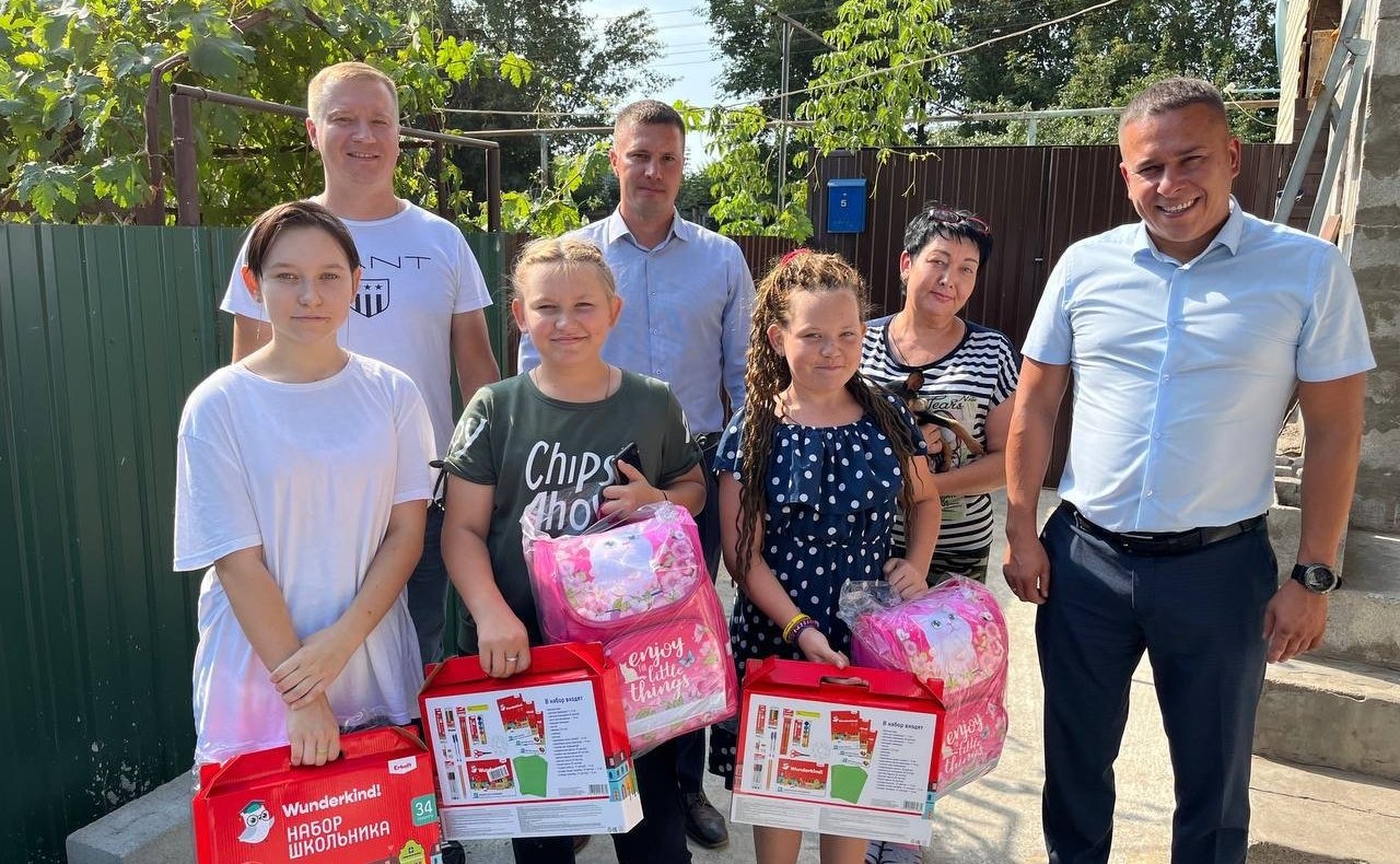 Айрат Гибатдинов принял участие в благотворительной акции, посвященной подготовке детей из многодетных и малоимущих семей к первому сентября