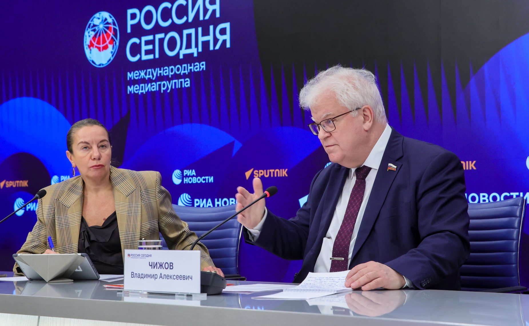 В ММПЦ «Россия сегодня» прошла пресс-конференция первого заместителя председателя Комитета СФ по обороне и безопасности Владимира Чижова об итогах саммита ЕС и актуальной ситуации в странах Евросоюза и НАТО на фоне происходящих в мире событий