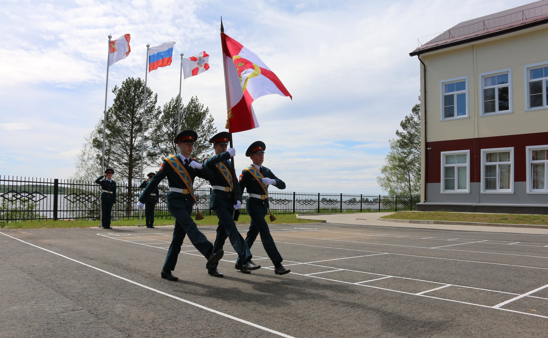 Ю. Воробьев поздравил кадетов школы «Корабелы Прионежья» с окончанием учебного года