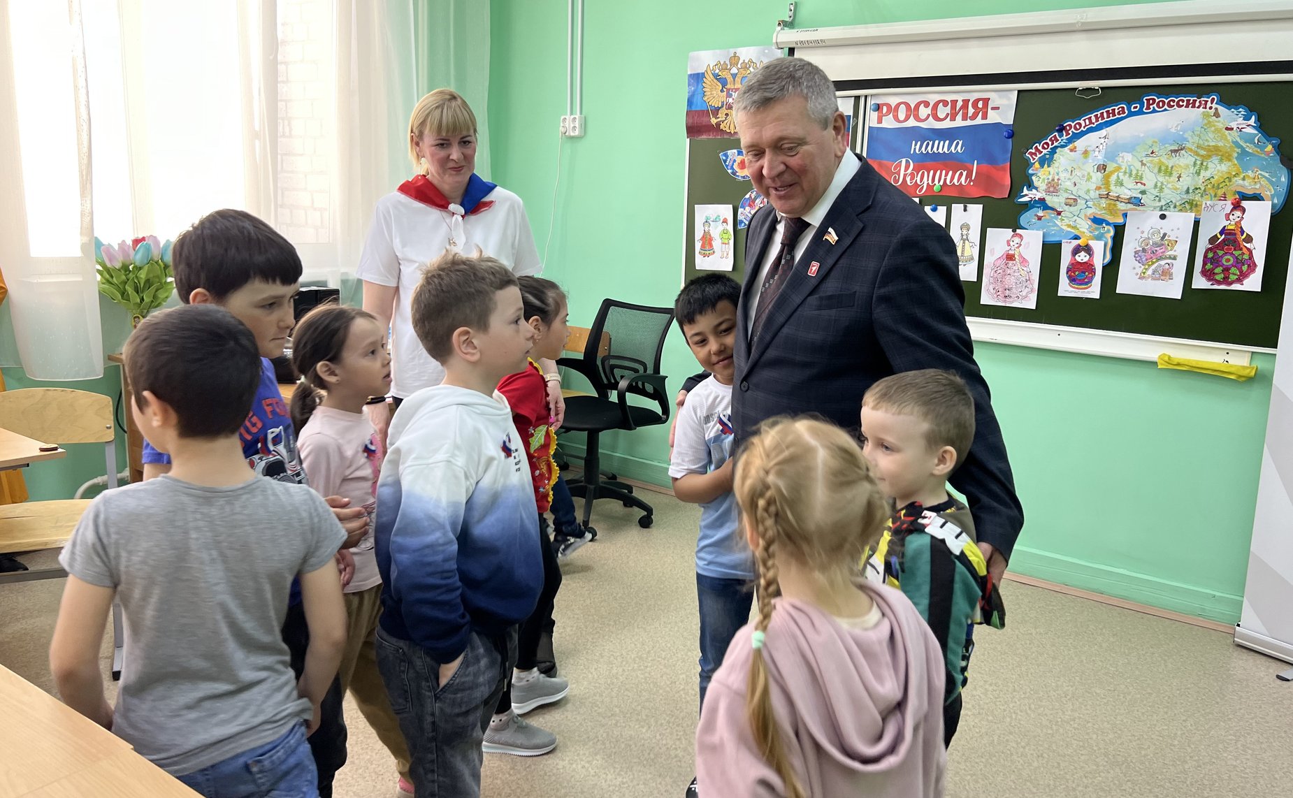 Александр Лутовинов в ходе региональной поездки посетил летнюю площадку «Время Первых» школы посёлка Искателей