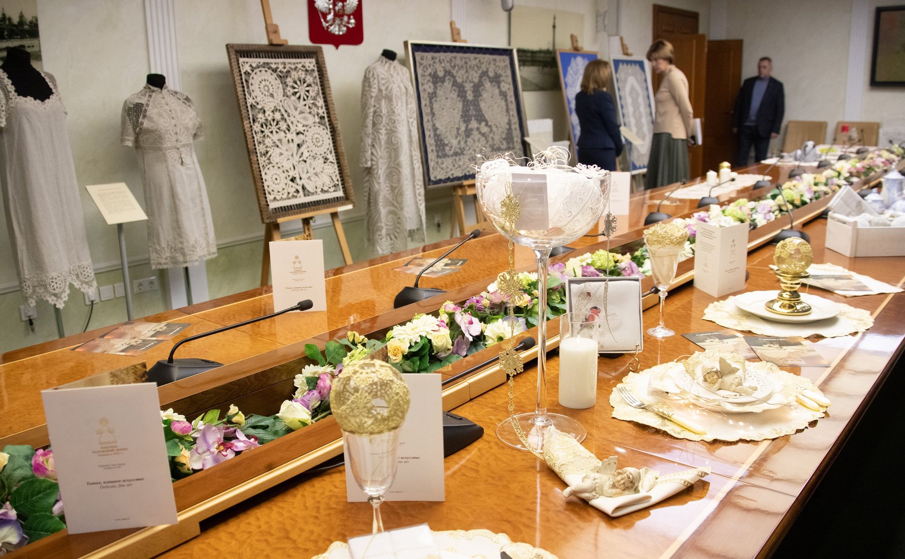 Осмотр выставки продукции предприятий сельхозпроизводителей