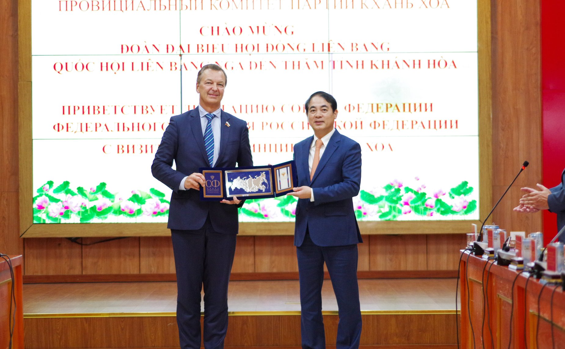 Делегация Совета Федерации во главе с первым заместителем Председателя СФ Андреем Яцкиным в рамках визита во Вьетнам встретились с руководством Народного комитета провинции Кханьхоа