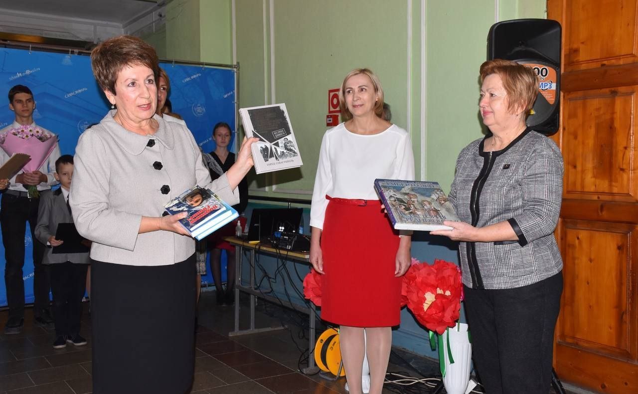 Екатерина Алтабаева вручила коллективу школы Благодарность Председателя Совета Федерации Валентины Матвиенко