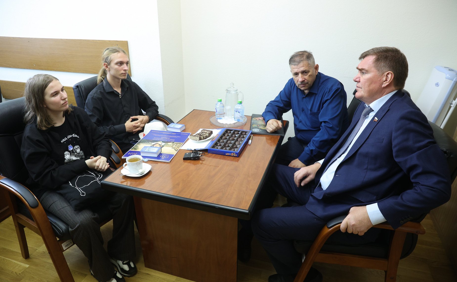 Встреча сенатора РФ Александра Савина с членом Союза писателей ЛНР Ф. Савенковой и писателем А. Конторовичем