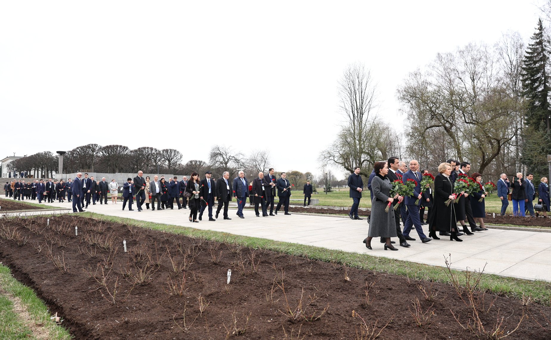 Делегации стран-участниц Межпарламентской Ассамблеи СНГ возложили венки и цветы к Монументу «Мать-Родина» на Пискаревском мемориальном кладбище, а также к памятным плитам государств на Аллее Памяти