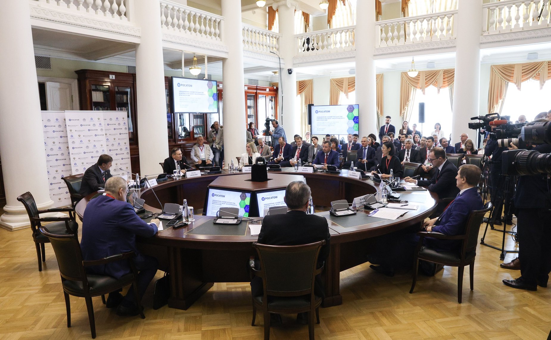 Круглый стол «Объединение усилий государства и бизнеса как залог экологического благополучия» в рамках X Невского международного экологического конгресса