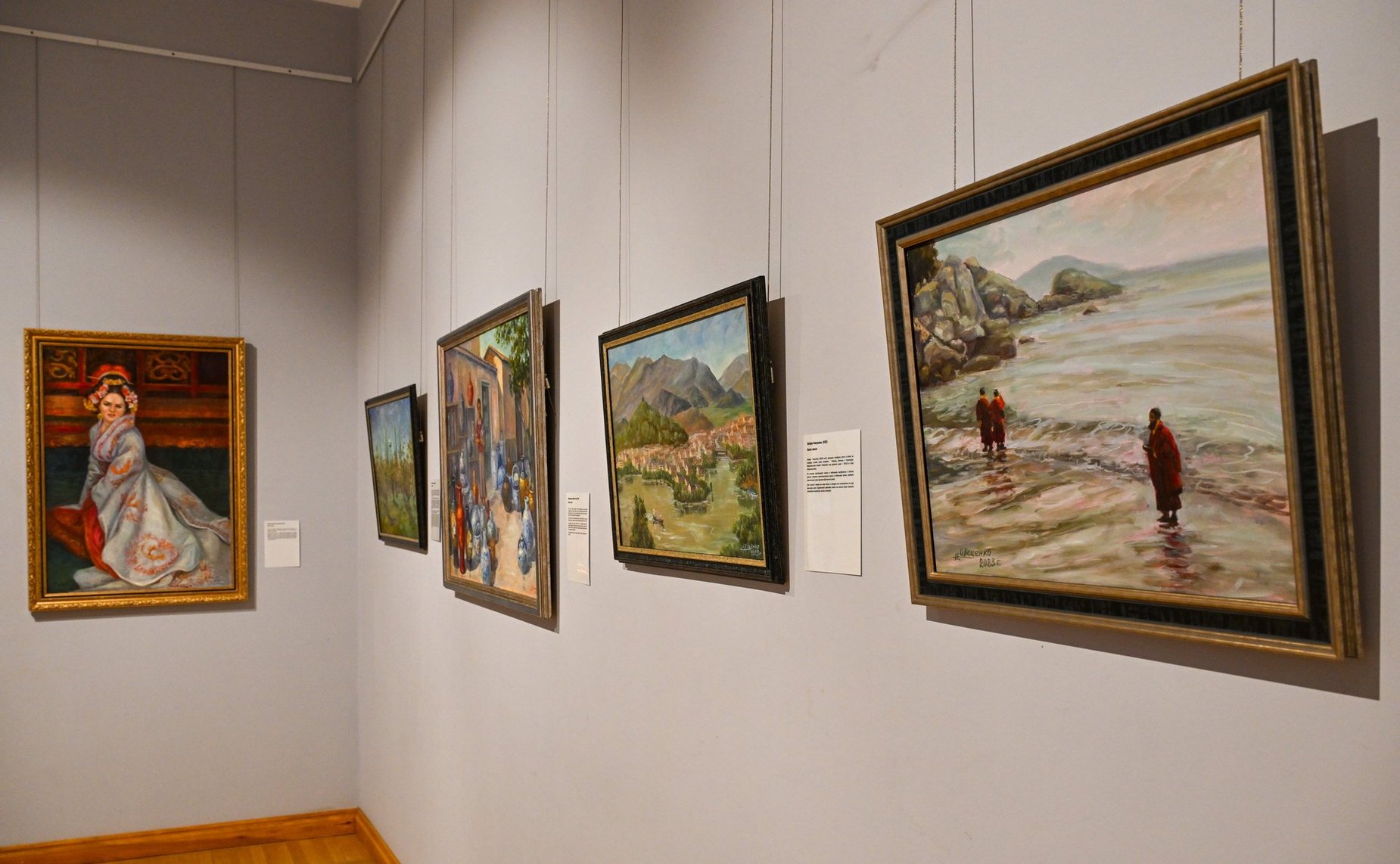 Анатолий Артамонов в ходе поездки в регион посетил музей изобразительных искусств и принял участие в открытии выставки заслуженного художника РФ Наталии Овсиенко «Россия — Китай. Без перевода»