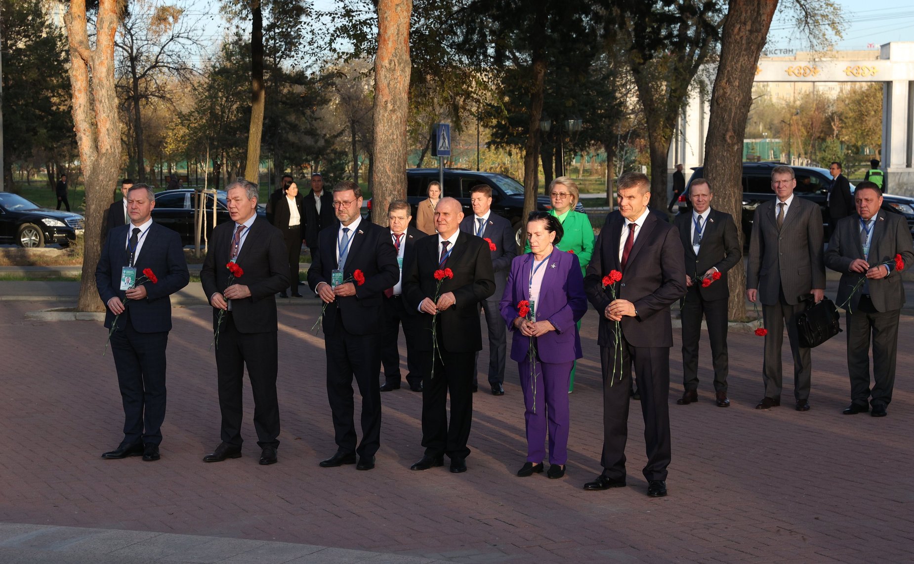 Валентина Матвиенко и члены российской парламентской делегации приняли участие в церемонии возложения цветов к Монументу жертвам блокады Ленинграда в парке Победы имени Д. Асанова