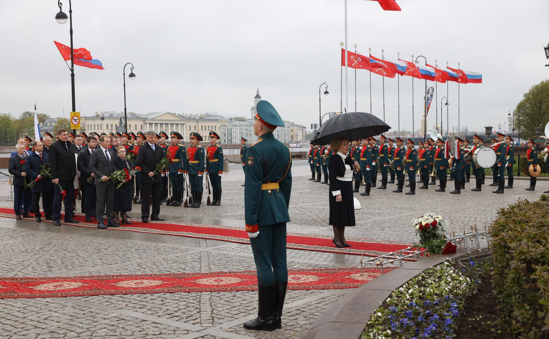 Церемония возложения цветов к памятнику Петру Первому на Сенатской площади