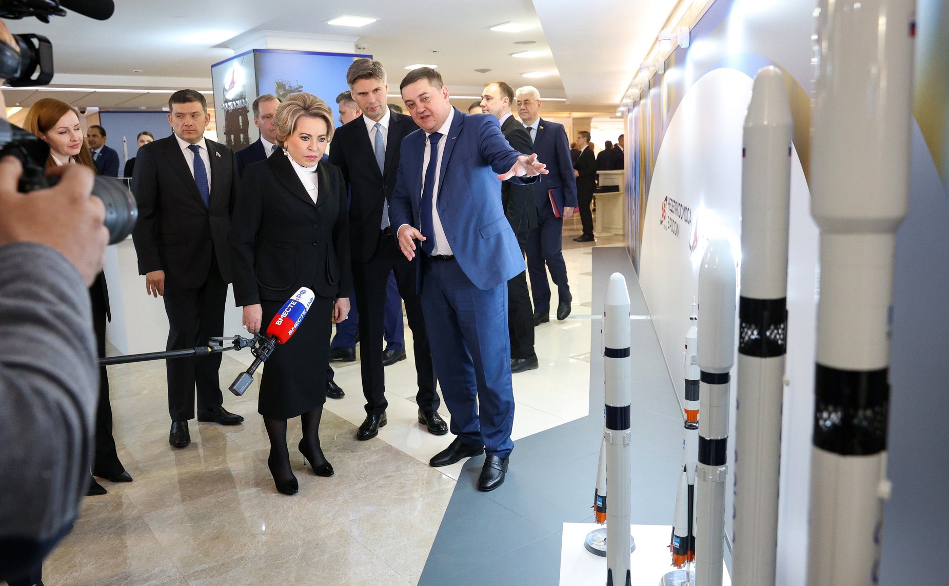 В Совете Федерации состоялось открытие выставки Госкорпорации «Роскосмос»