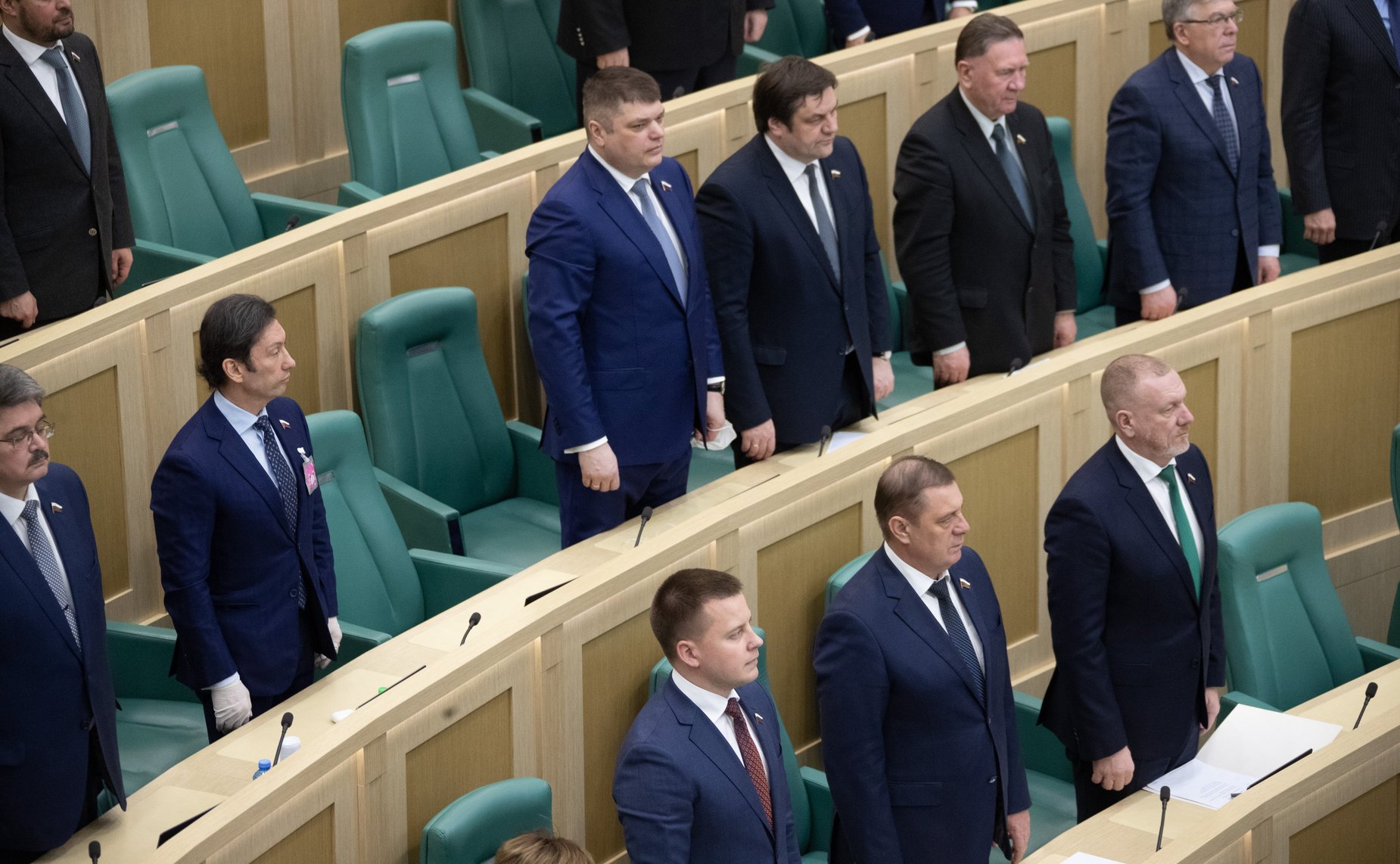 Сенаторы слушают гимн России перед началом 479-го заседания Совета Федерации