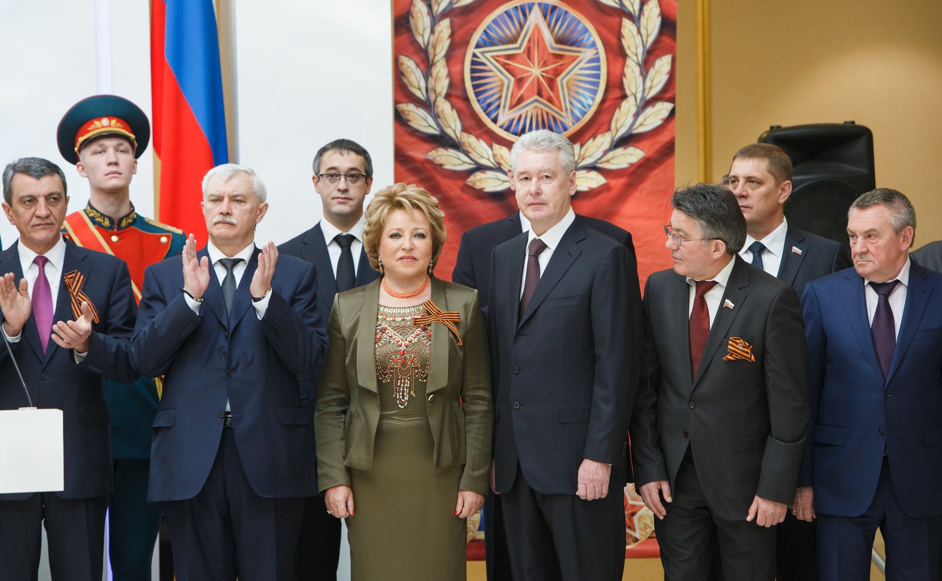 Торжественная церемония награждения российских городов-героев памятными 