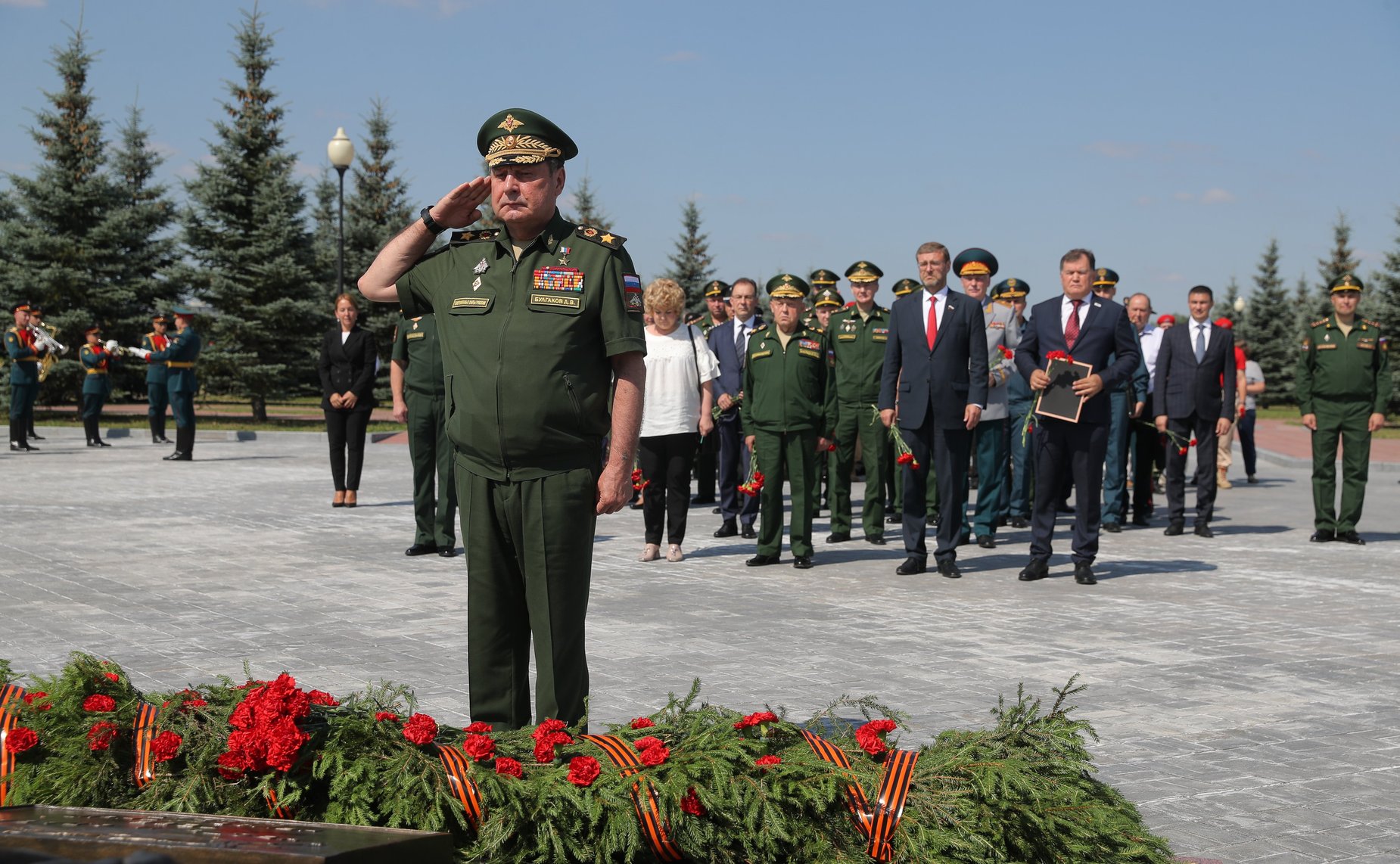 Заместитель Председателя Совета Федерации Константин Косачев принял участие в памятном мероприятии в честь 20-летия Федерального военного мемориала Пантеон защитников отечества в городе Мытищи