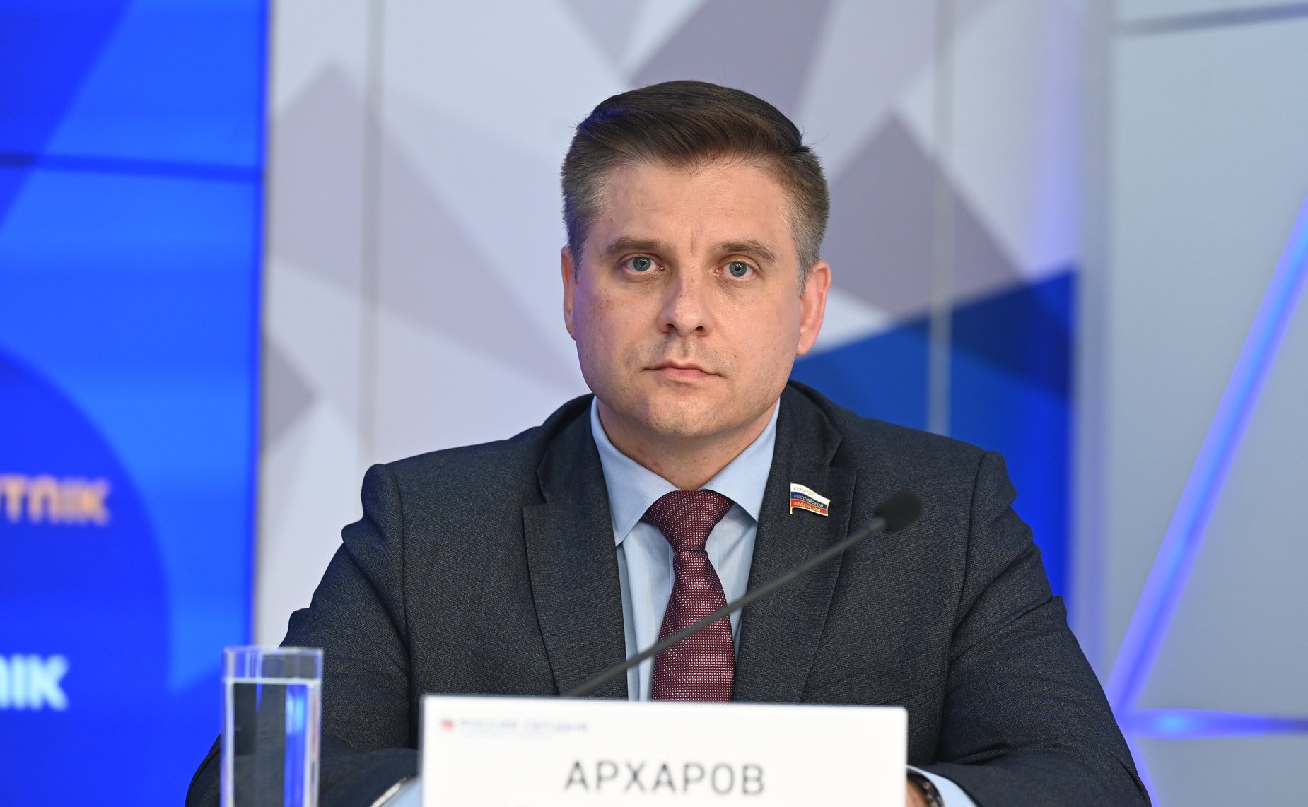 Юрий Архаров