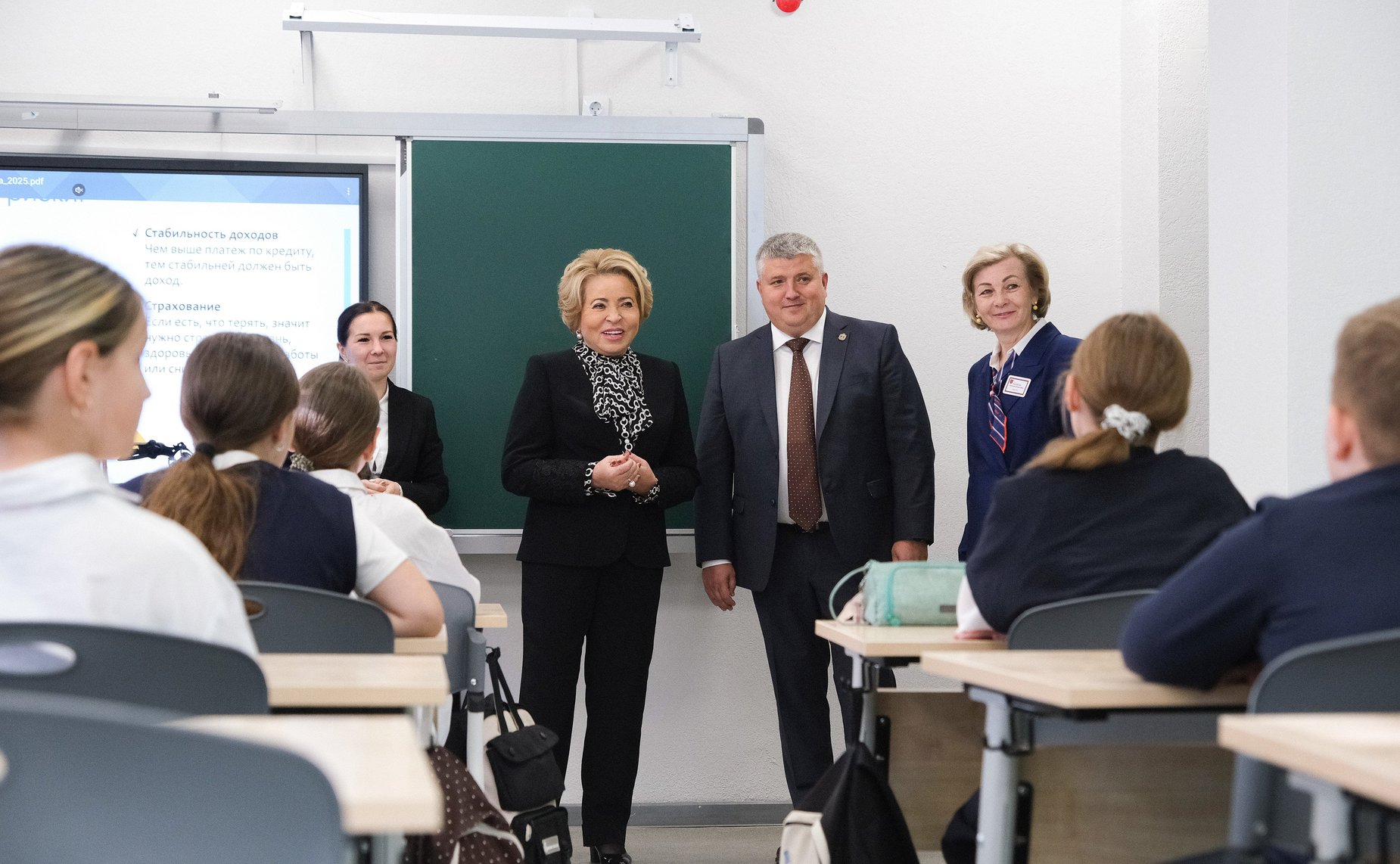 В рамках работы Х Парламентского форума «Историко-культурное наследие России» в Великом Новгороде Валентина Матвиенко посетила детскую общеобразовательную школу имени Г.Р. Державина и Дом музыки имени С.В. Рахманинова