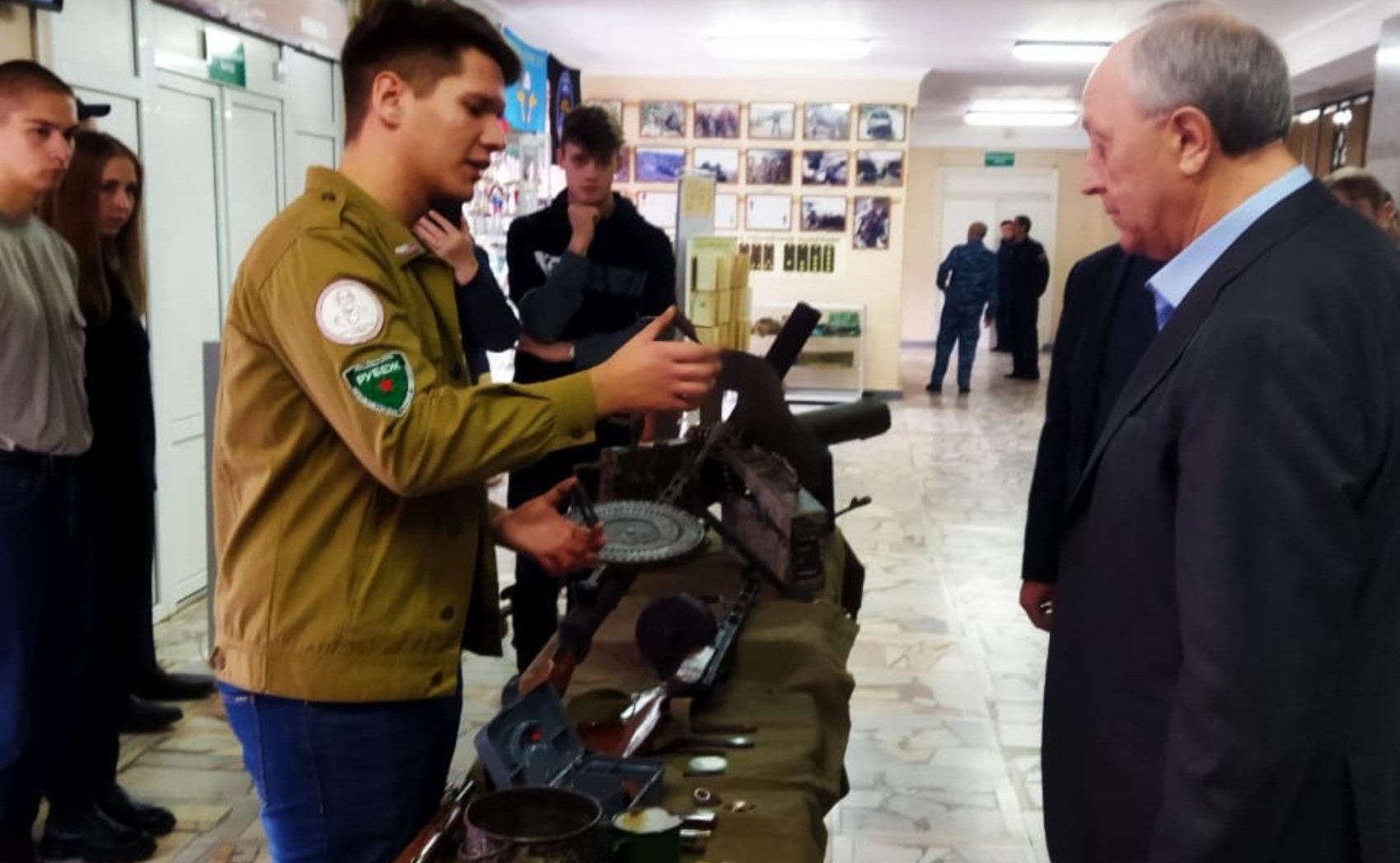 Валерий Радаев в ходе поездки в регион посетил энгельсскую школу «Патриот» с кадетскими классами имени Героя РФ Ю.М. Дейнеко и встретился с поисковиками из отряда «Память» и учащимися старших классов