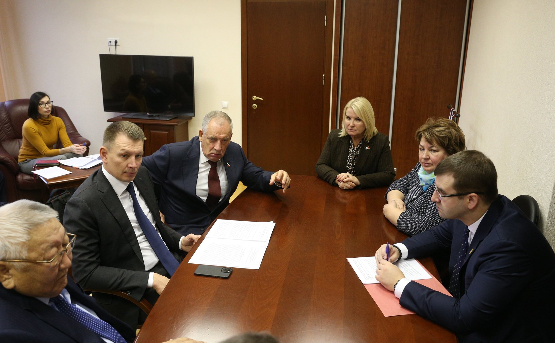 Рабочая встреча председателя Комитета СФ по аграрно-продовольственной политике и природопользованию Александра Двойных с представителями делегации Новгородской области