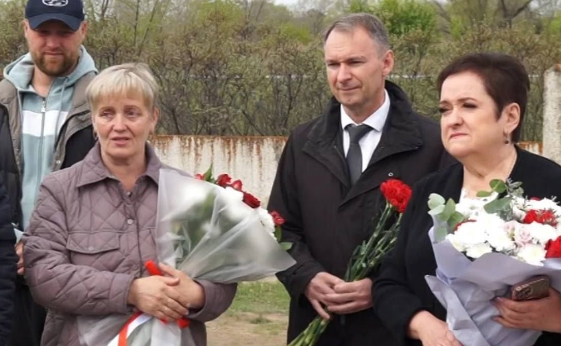 Лариса Мельник почтила память Героя России Владимира Чепы в Минусинске