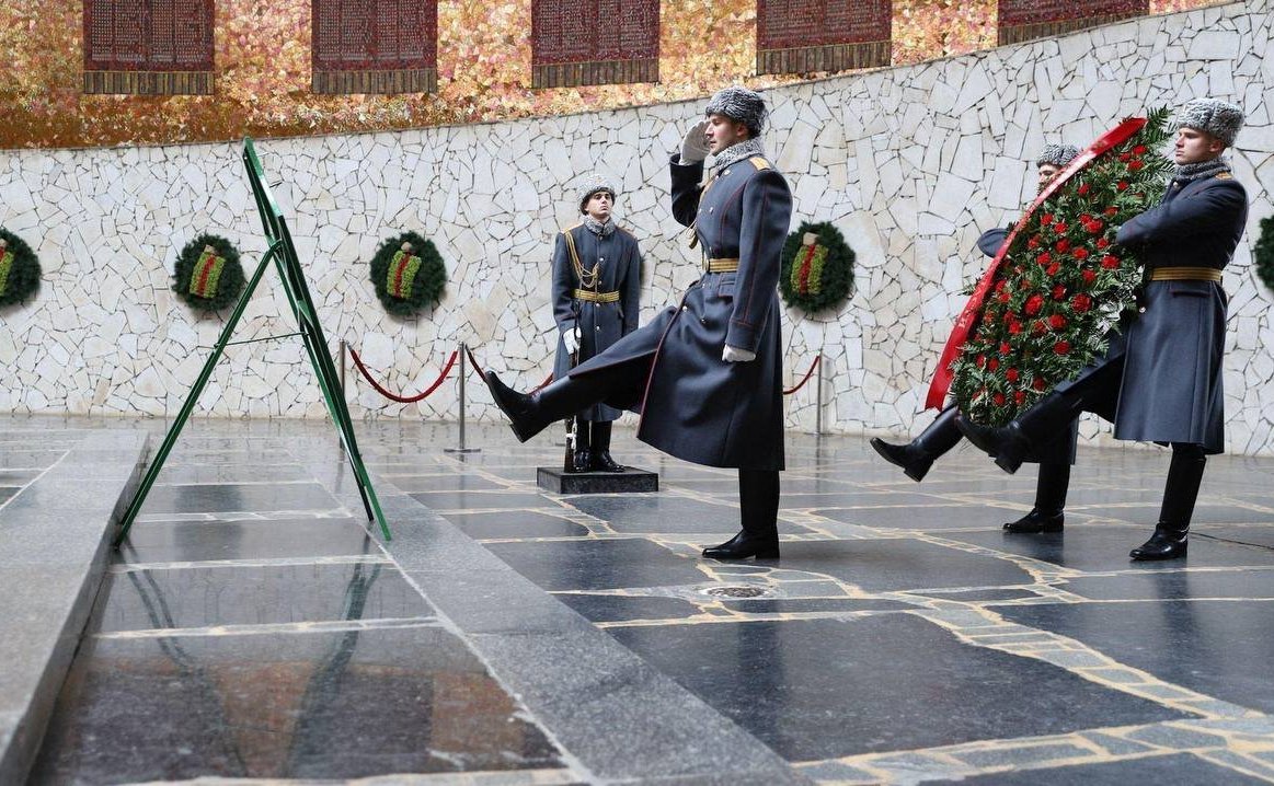 Возложение венков и цветов к мемориальному комплексу на Мамаевом кургане