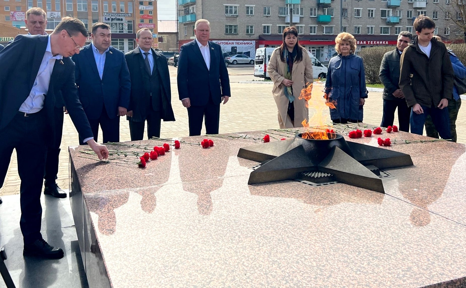 Сенаторы РФ возложили цветы к мемориалу Вечный огонь и памятнику генерал-лейтенанту М.Г. Ефремову на центральной площади г. Вязьма