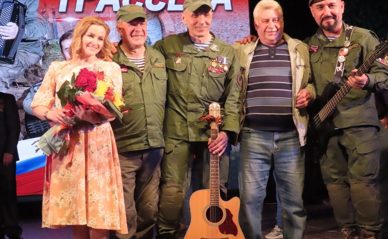 В рамках проекта «Вместе мы сила» состоялось выступление сенатора Ирины Кожановой и ансамбля патриотической песни «Трассера» в городе Сафоново Смоленской области