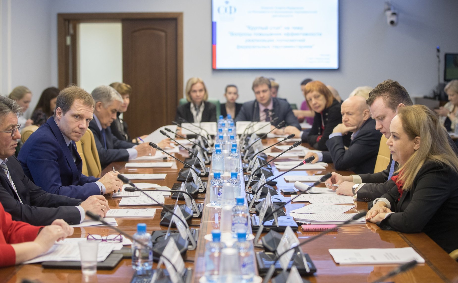 «Круглый стол» на тему «Вопросы повышения эффективности реализации полномочий федеральных парламентариев»