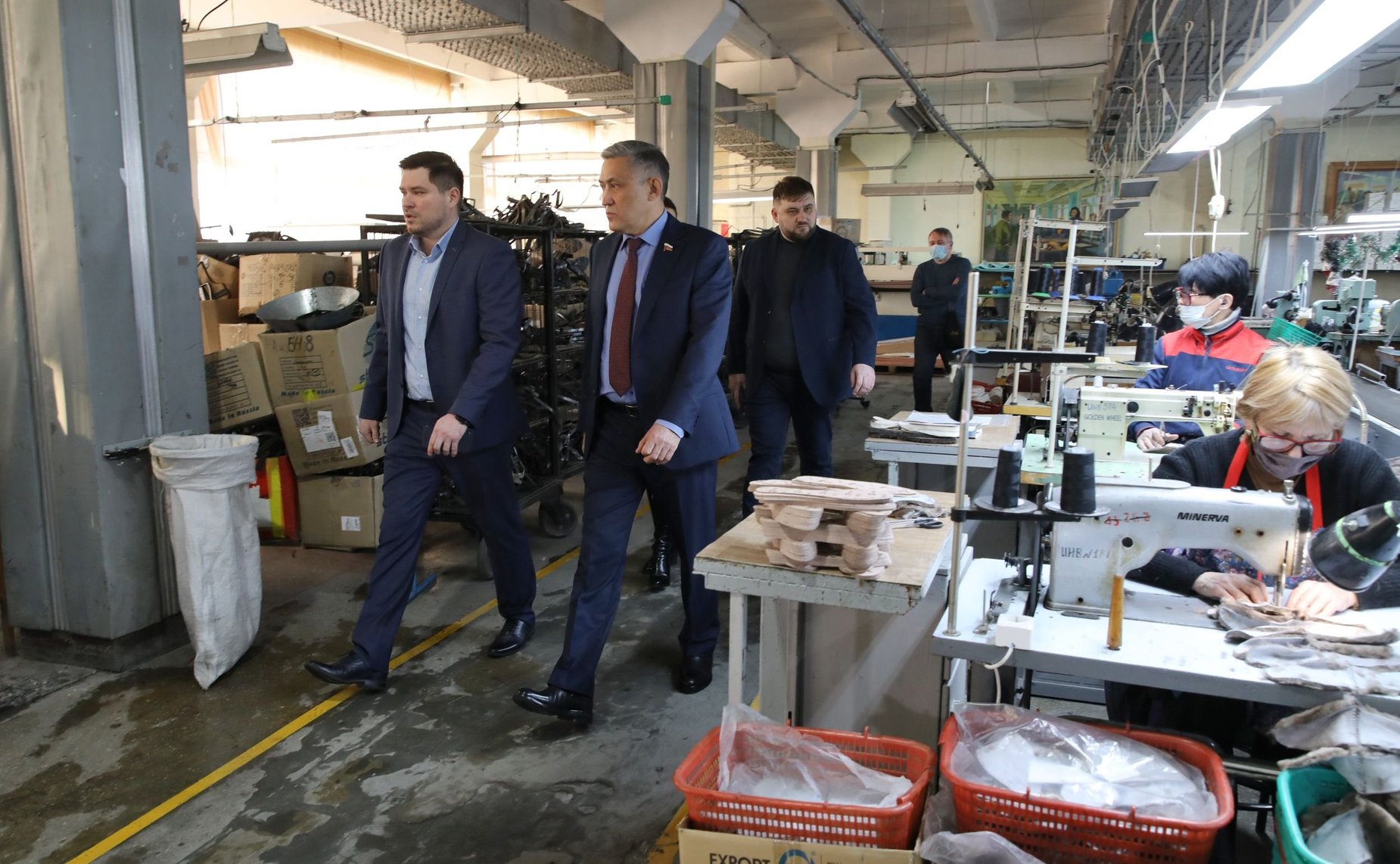 Юрий Валяев посетил Биробиджанскую обувную фабрику