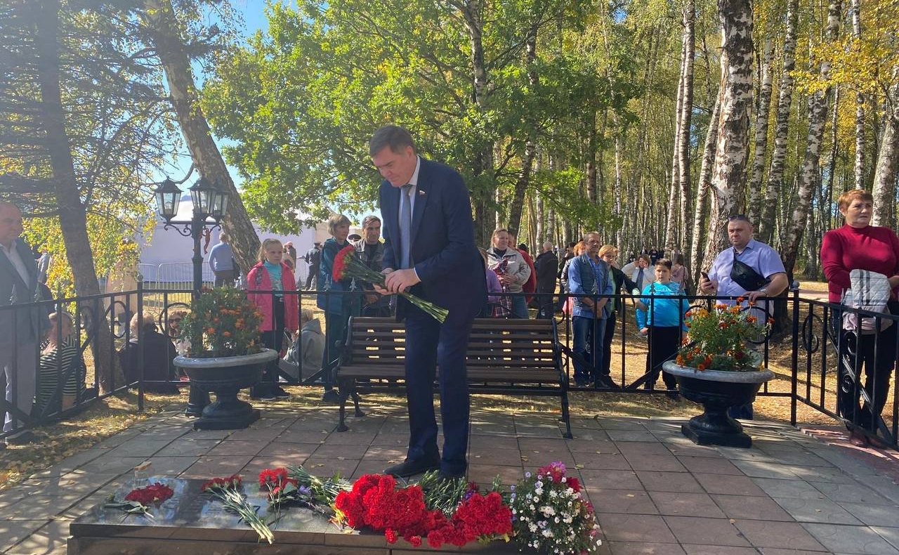 Анатолий Артамонов и Александр Савин посетили мемориальный комплекс «Безымянная высота» в Куйбышевском районе Калужской области