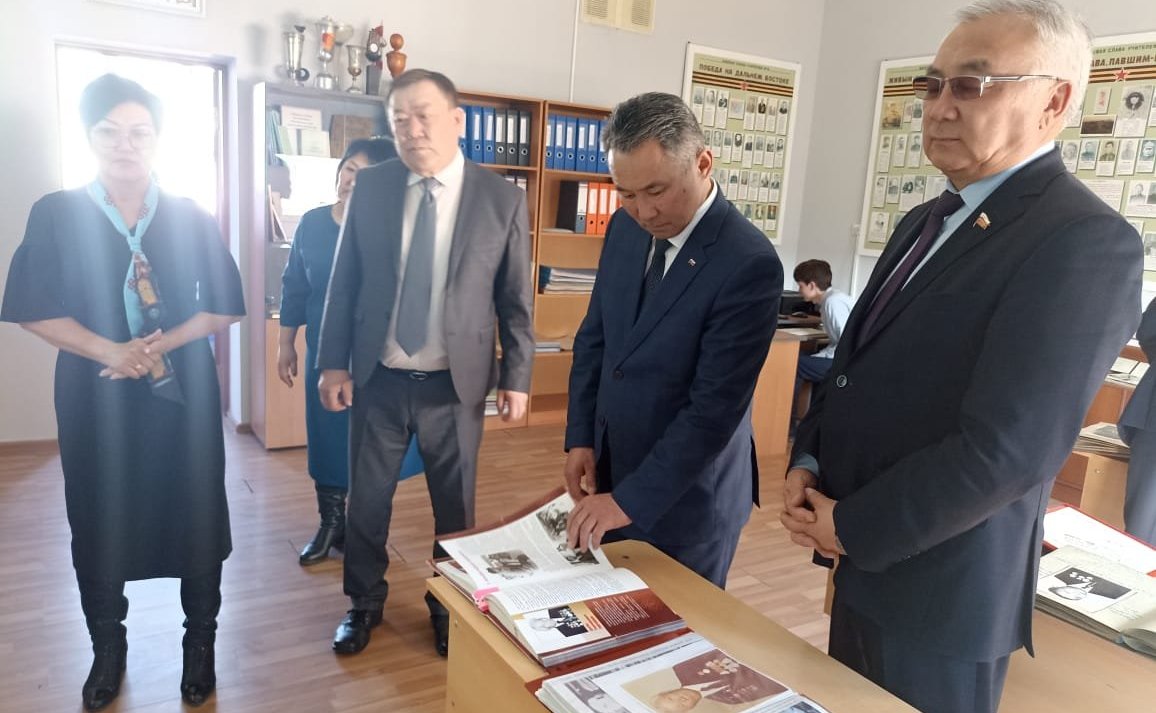 Баир Жамcуев в Агинском встретился с работниками налоговой службы, со студентами и преподавателями средних специальных учебных заведений