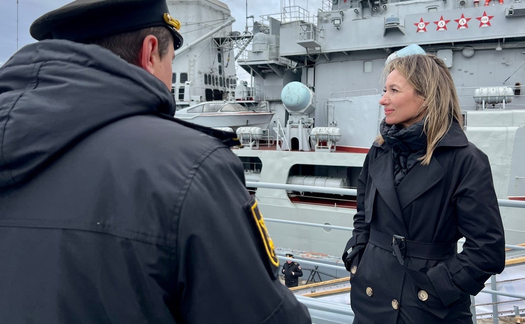 Татьяна Сахарова ознакомилась с экспозицией агитационной выставки на корабле «Иван Грен»