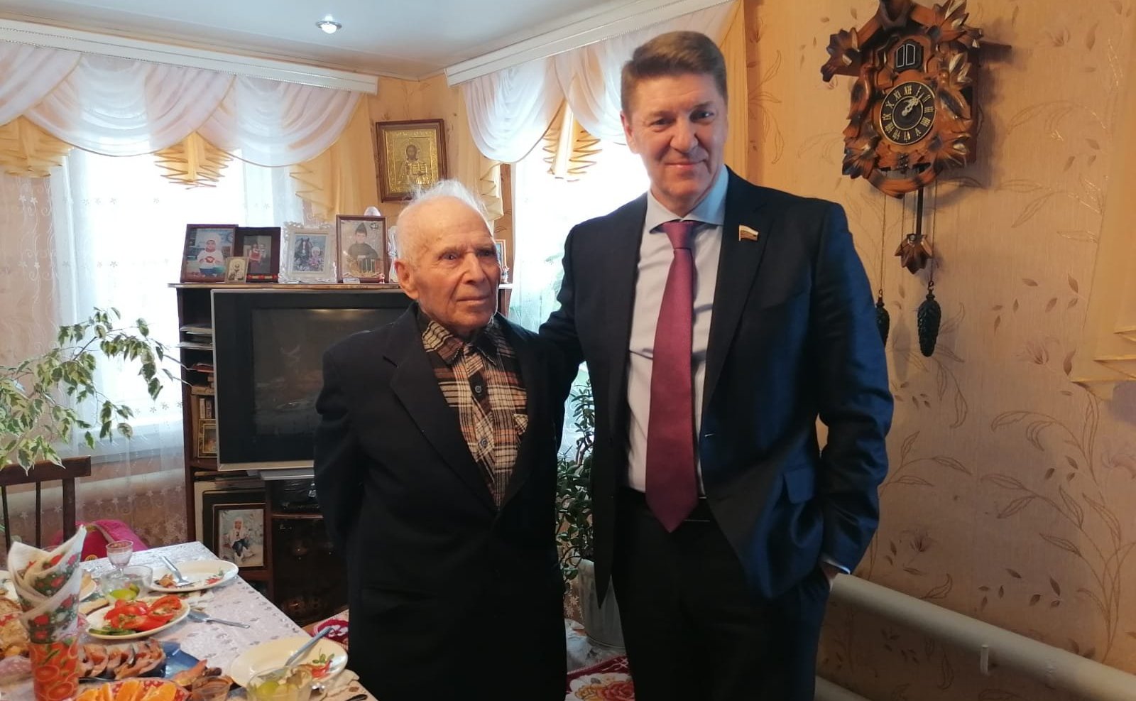Андрей Шевченко посетил ветеранов Великой Отечественной войны и вручил им памятные подарки